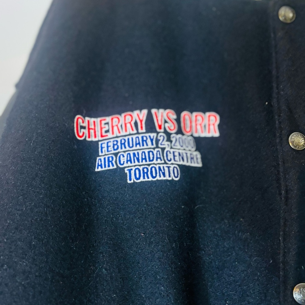 Wayne Gretzky Signed Roots Jacket CHL– “Cherry vs. Orr” Edition (2000) - Picture 6 of 15